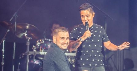 MARIJA ŠERIFOVIĆ NIJE MOGLA VJEROVATI ŠTA SE DOGAĐA: Usred koncerta PALA PROSIDBA, O NJENOJ REAKCIJI SVI BRUJE (FOTO)