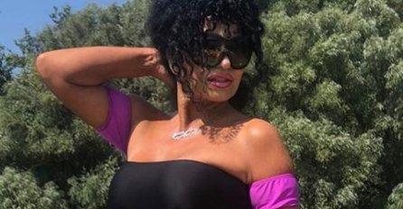 LIDIJA VUKIČEVIĆ USLIKANA U ZAGRLJAJU ZGODNOG FUDBALERA: Kad su vidjeli gdje mu je ruka, SVI SU ZANIJEMILI (FOTO)