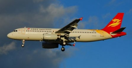 PANIKA U KINI: Avion sa 166 putnika prinudno sletio (FOTO)