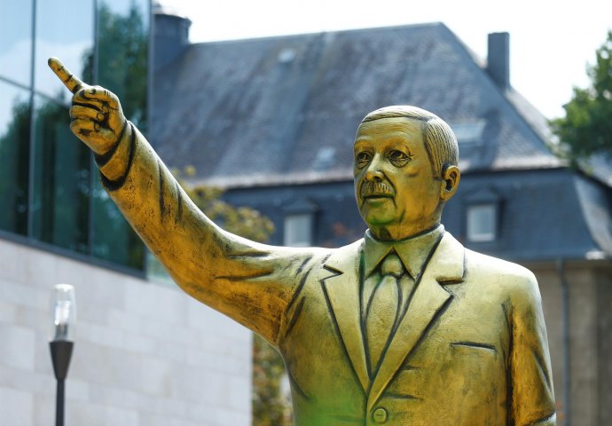 Zlatni kip Erdogana izazvao negodovanje građana 