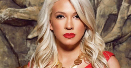 Skinula se na KROVU zgrade: A kad je pjevačica pokazala OVO svima su ispale oči, kako i ne bi kad vidite šta joj je PROVIRILO (FOTO)