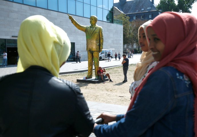 Zlatni kip Erdogana uklonjen s izložbe u njemačkom gradu