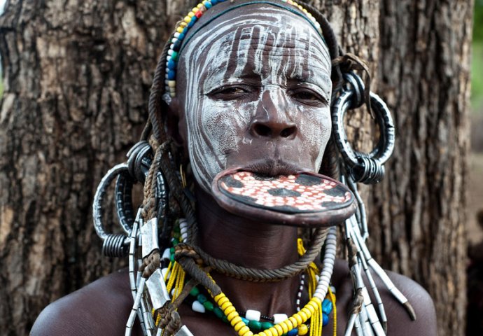 NISMO MOGLI NI SLUTITI: Evo zašto žene u AFRICI stavljaju ploče u usta, RAZLOG JE NEVJEROVATAN (FOTO)