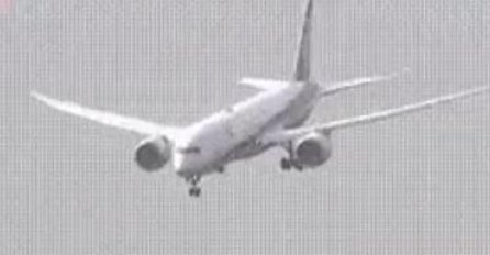 STRAŠNA DRAMA NA NEBU, PUTNICI U PANICI: Avion uletio u tajfun, a onda krenuo PONIRATI PREMA TLU! (VIDEO)