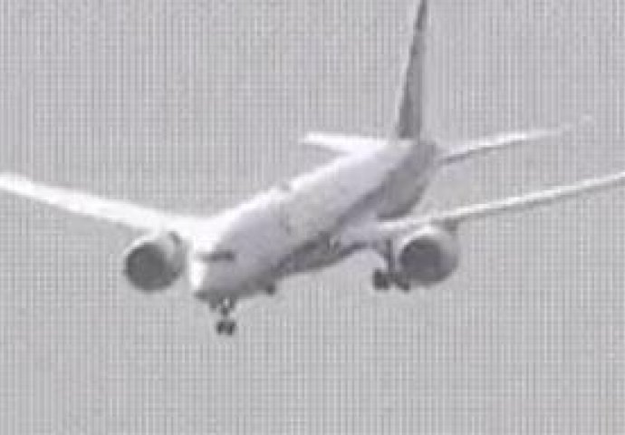 STRAŠNA DRAMA NA NEBU, PUTNICI U PANICI: Avion uletio u tajfun, a onda krenuo PONIRATI PREMA TLU! (VIDEO)