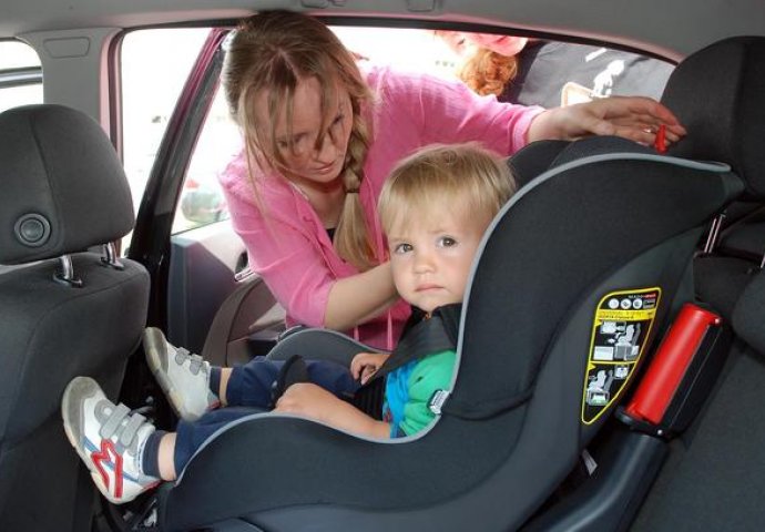 Većina roditelja radi OGROMNU GREŠKU prilikom postavljanja djeteta u autosjedalicu, a to bi moglo biti FATALNO