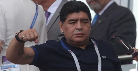 RASKOPČAO KOŠULJU I POKAZAO BRADAVICE: Maradona je ovaj put stvarno pretjerao! (FOTO)
