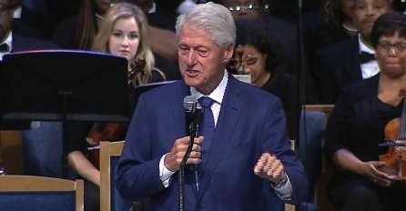 BILL CLINTON ZAPREPASTIO LJUDE, SNIMAK SE PROŠIRIO BRZINOM MUNJE: Na ispraćaju pjevačice OVAKO SE PONAŠAO