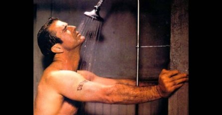 ŽENE SU ZA NJIM GUBILE GLAVU, A DANAS GA NE BI NA ULICI PREPOZNALI: Holivudskom glumcu godine učinile svoje! (FOTO)