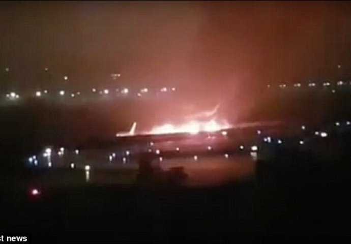 DRAMATIČNE SCENE NA AERODROMU: Avion se skliznuo sa piste i zapalio 