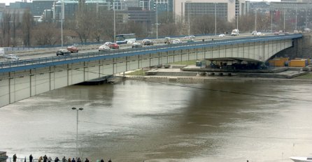 DRAMA U SRBIJI: ŽENA SKOČILA SA BRANKOVOG MOSTA, ostavila stvari i oproštajno pismo