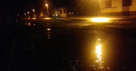 Ogromna oluja približava se  Srbiji, a u Hrvatskoj je haos već počeo: Jak vjetar ruši stabla, oštečeni krovovi, LJUDI U STRAHU