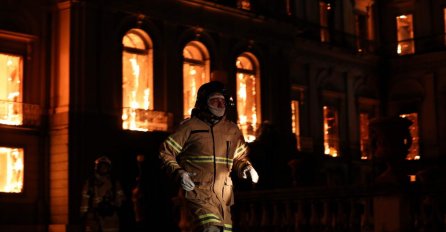 VATRA GUTA SVE PRED SOBOM, GORI NACIONALNI MUZEJ: Vatrogasci se bore sa vatrenom stihijom, ne zna se još broj žrtava  (FOTO, VIDEO)