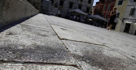 ŠTA SE DOGAĐA U MAKARSKOJ, SVUDA SE OSJEĆA SMRAD, GRAD NIKAD PRLJAVIJI: Ulice peru vatrogasci!