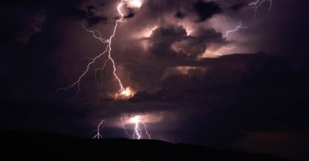 ŽESTOKO NEVRIJEME DESILO SE U SRBIJI: Pogledajte munje koje sijevaju i koje lede krv u žilama (FOTO)