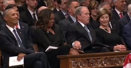 OBAMINA ŽENA I BUSH NA SAHRANI SJEDILI JEDNO DO DRUGOG: Ovaj DETALJ nikom nije promakao, svi gledaju i NE TREPĆU!