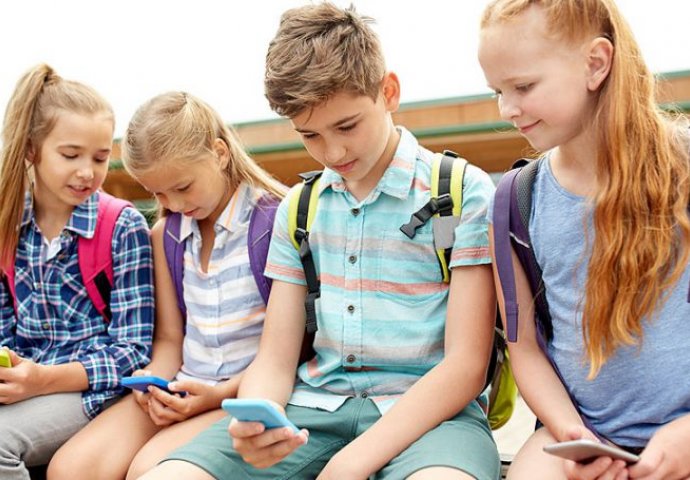 Od danas novo pravilo: Zabranili mobitele u osnovnim školama