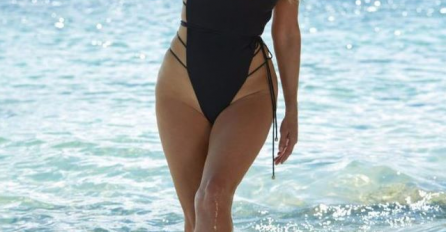 IMA 63 GODINE I NIKO NE MOŽE SKINUTI POGLED: Ovo je početak, kada joj vidite lice ništa vam neće biti jasno 