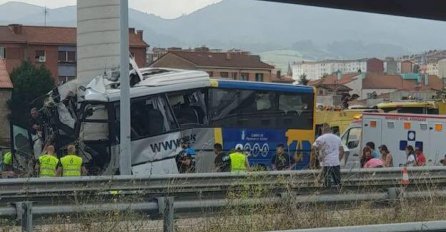 STRAVIČNA NESREĆA, AUTOBUS PUN PUTNIKA UDARIO U STUB: Broje se žrtve, PRIZORI SU POTRESNI (FOTO)