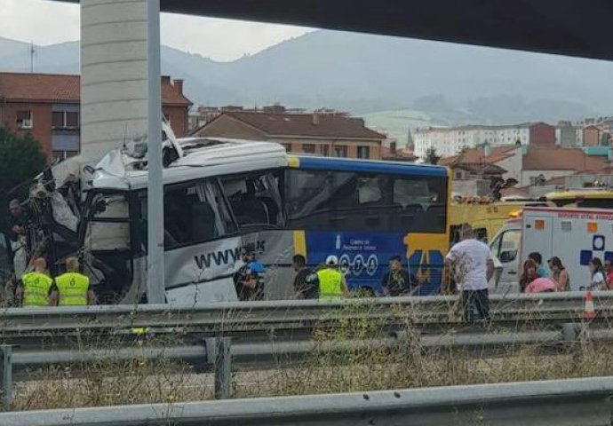 STRAVIČNA NESREĆA, AUTOBUS PUN PUTNIKA UDARIO U STUB: Broje se žrtve, PRIZORI SU POTRESNI (FOTO)