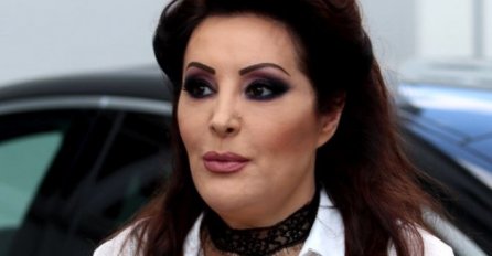 OVAKVU JE NISMO VIDJELI, DRAGANA MIRKOVIĆ PILA I PROVODILA SE NA SPLAVU: A evo u čijem je zagrljaju bila (FOTO)