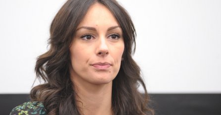 SLOBODA MIĆALOVIĆ RAŠČUPANE KOSE, UPLAKANA SA RAZMAZANOM MASKAROM: Objavljena slika lijepe glumice koja je ZABRINULA FANOVE (FOTO)