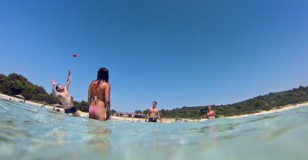 ČUJE SE VRISKA DJECE: Panika na plaži, turisti ugledali prizor koji ih je ZALEDIO (VIDEO)