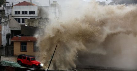 NAJJAČI TAJFUN POGODIO JAPAN U PROTEKLIH 25 GODINA: Naređena evakuacija preko milion ljudi, vjetar je zabio tanker u mos, još se ne zna broj žrtava