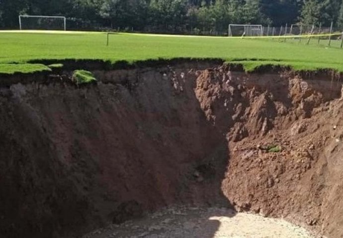 STRAVIČNI PRIZORI: Propao fudbalski teren, RUPA OD 6 METARA PROGUTALA SVE (FOTO)