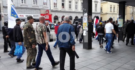 BORCI KRENULI KA PARLAMENTU FBIH: Pogledajte sukob specijalaca i demobilisanih boraca (VIDEO)
