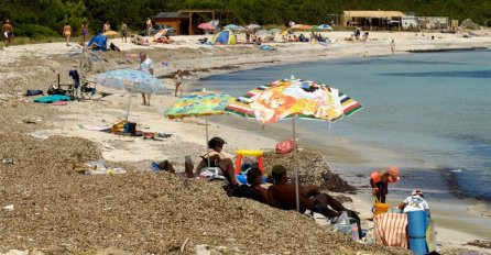 NAJLJEPŠOJ PLAŽI NA JADRANU PRIJETI KATASTROFA: Krcata smećem, fekalije prazne u more, nema dovoljno WC-a