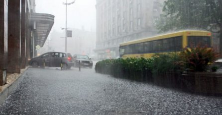 CRNI OBLACI IZNAD GLAVNOG GRADA, POPLAVLJENE ULICE: Snažan pljusak napravio KOLAPS u saobraćaju!