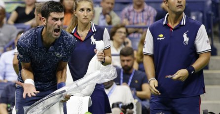 ŠTA ĆE NOLE REĆI KAD VIDI SNIMAK: Ko je ovaj čovjek pored Jelene Đoković i ŠTA TO RADI? (FOTO)