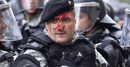 OBJAVLJEN SNIMAK NAPADA NA POLICAJCA NA PROTESTIMA BORACA: Sada je sve jasnije (VIDEO)