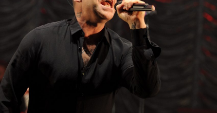 Fanovi u šoku KAKO JE TO USPIO SAKRITI: Poznati pjevač treći put postao otac! 