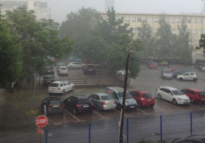 UPALJEN METEOALARM, STIŽE GRMLJAVINSKO NEVRIJEME I PLJUSKOVI: Evo dokad će trajati, NIŠTA OD SUNČANOG VIKENDA! 