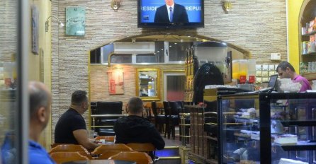 SVE GLAVE USMJERENE NA TV EKRANE: U Kosovskoj Mitrovici ljudi pratili obraćanje Vučića! (FOTO)