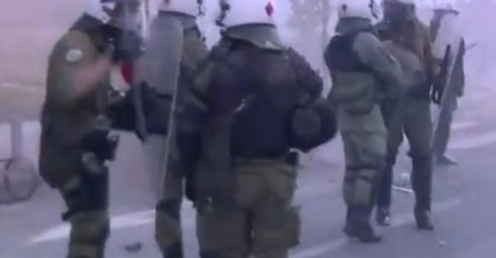 POTPUNI HAOS U REGIONU: Gađaju policiju kamenicama, pogledajte kako su oni uzvratili (VIDEO)