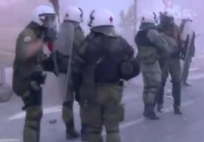POTPUNI HAOS U REGIONU: Gađaju policiju kamenicama, pogledajte kako su oni uzvratili (VIDEO)