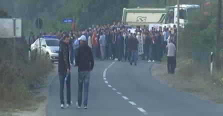 DRAMA NA KOSOVU, BLOKIRAN PUT KA BANJAMA: Okupljeni nose transparente 'Vučiću, NEĆEŠ PROĆI'! (VIDEO)