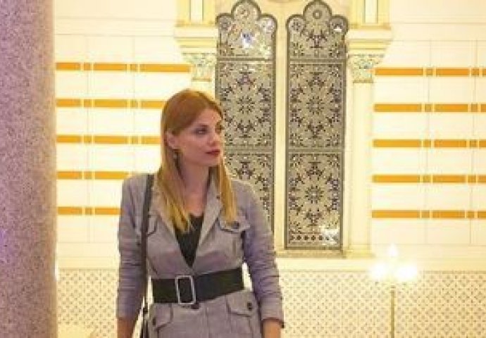 SUPRUGA TARIKA FILIPOVIĆA OBUKLA NAJKRAĆU SUKNJU: Komentari pljušte, svi gledaju u OVAJ DETALJ!