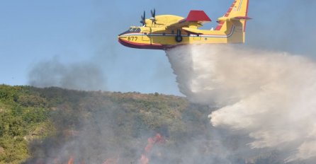 IZBIO POŽAR KOD METKOVIĆA: Vatru gase dva kanadera, vatrena stihija se približila kućama