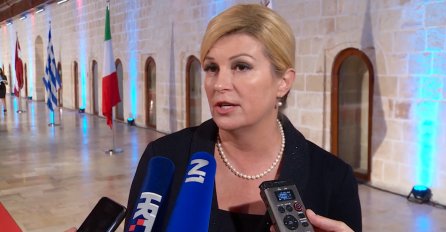 KOLINDA DOČEKALA PREDSJEDNIKA AUSTRIJE OBUČENA U OVO: Kad su vidjeli donji dio slike, LJUDI SE ZGROZILI (FOTO)