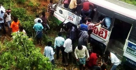 Indija: Autobus s hodočasnicima pao u klisuru, poginula najmanje 43 putnika