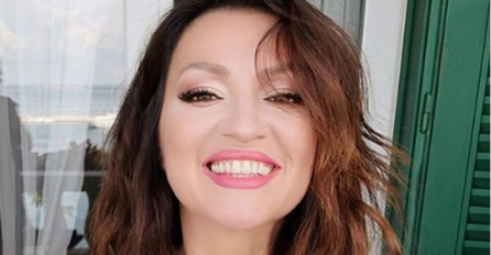 NINA BADRIĆ OBJAVILA SELFIE, ALI ZABORAVILA NA ODRAZ U OGLEDALU: Fanovi u nevjerici, kako je ovo moguće?! (FOTO)