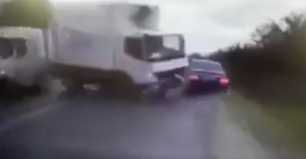 PREDSJEDNIK ZA DLAKU OSTAO ŽIV, OBJAVLJEN SNIMAK: Pogledajte stravičnu nesreću kada je na njegov automobil NALETIO KAMION (VIDEO)