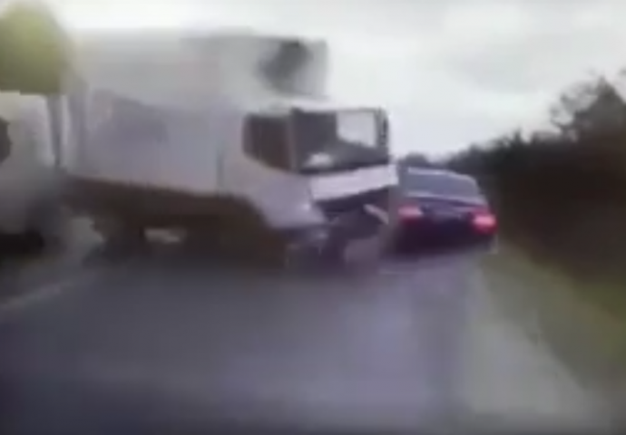 PREDSJEDNIK ZA DLAKU OSTAO ŽIV, OBJAVLJEN SNIMAK: Pogledajte stravičnu nesreću kada je na njegov automobil NALETIO KAMION (VIDEO)