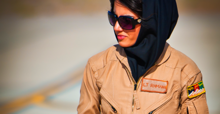 ZOVU JE AFGANISTANSKI TOP GUN: Nosi hidžab i upravlja vojnim avionom, SVOJOM LJEPOTOM OSTAVLJA BEZ DAHA! (FOTO)