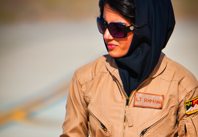 ZOVU JE AFGANISTANSKI TOP GUN: Nosi hidžab i upravlja vojnim avionom, SVOJOM LJEPOTOM OSTAVLJA BEZ DAHA! (FOTO)