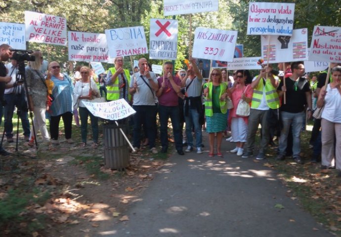 Sindikat osnovnog obrazovanja organizirao protestni skup pred Vladom KS